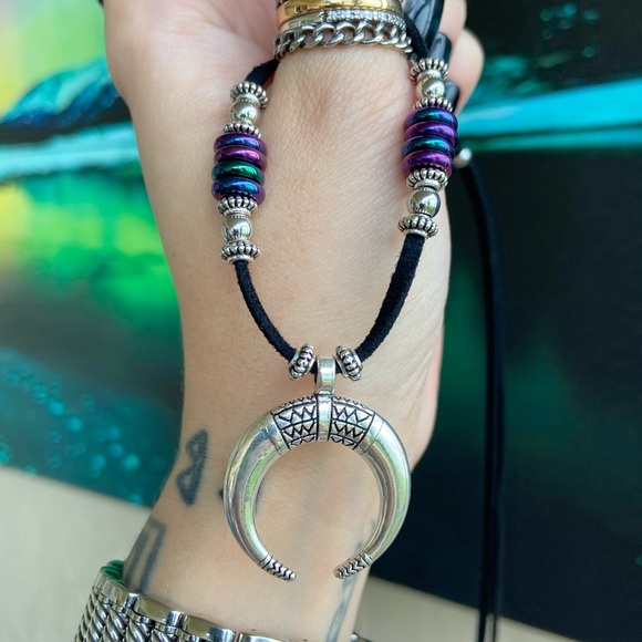 Lunula crecent up side down moon horn necklace - Picture 9 of 11